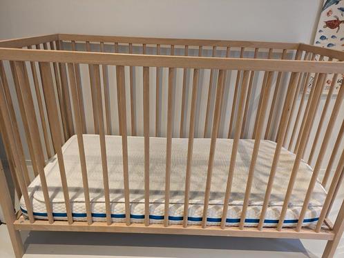 Babybed met Aerosleep matras, beschermer en 5 -overtrekken, Kinderen en Baby's, Kinderkamer | Bedden, Gebruikt, Minder dan 140 cm