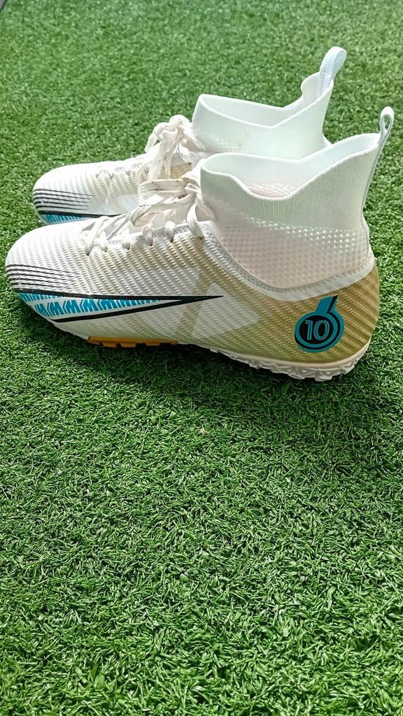 Zaalvoetbalschoenen maat 43 Te Koop - TOPSTAAT, Sports & Fitness, Football, Comme neuf, Chaussures, Enlèvement ou Envoi