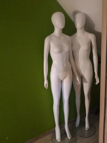 Paspop met glazen voet (tijdloos model/makkelijk te kleden) beschikbaar voor biedingen