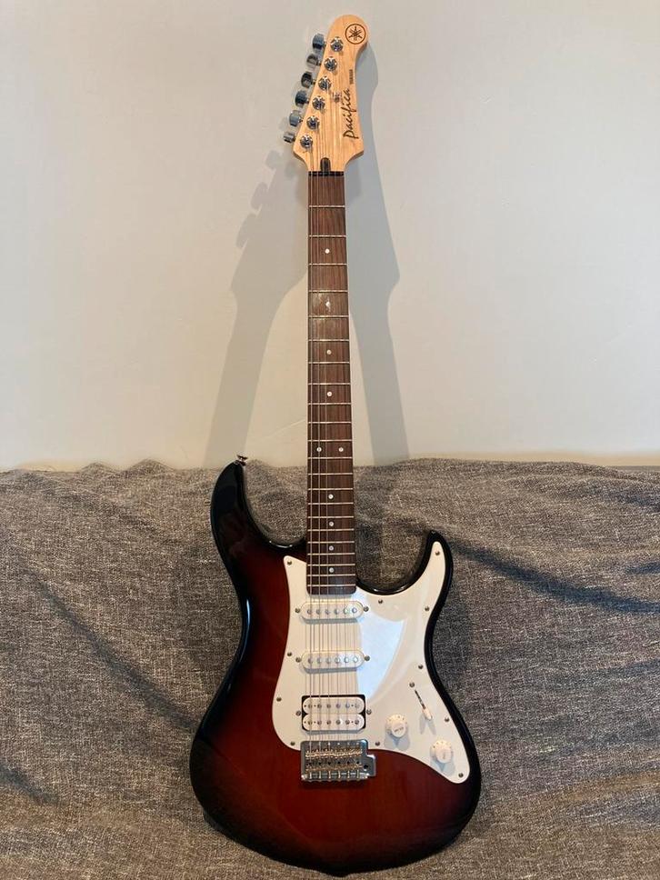 Yamaha Pacifica 112J, Musique & Instruments, Instruments à corde | Guitares | Électriques, Utilisé, Autres marques, Enlèvement