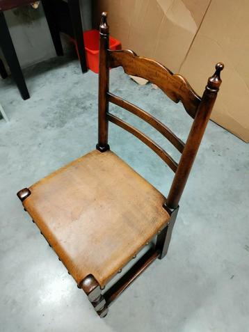 6 eiken stoelen beschikbaar voor biedingen