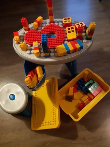 lego met tafeltje beschikbaar voor biedingen