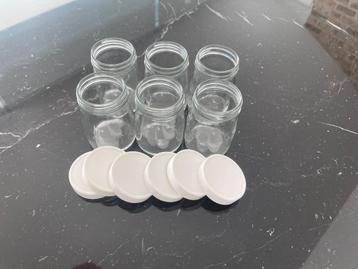 Set yoghurtpotjes met bijpassende dekseltjes  beschikbaar voor biedingen