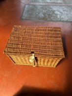 Rieten manden met deksel, Huis en Inrichting, Woonaccessoires | Schalen en Manden, Ophalen, Gebruikt, Mand, Riet