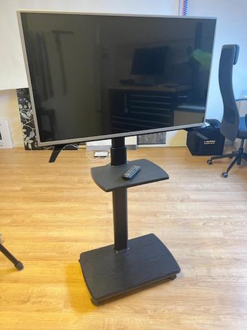 LG 43 inch TV met stand beschikbaar voor biedingen