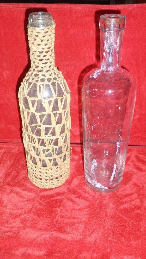 2 zeer oude glazen flessen, één met riet versierd, Collections, Collections Autre, Utilisé, Enlèvement ou Envoi
