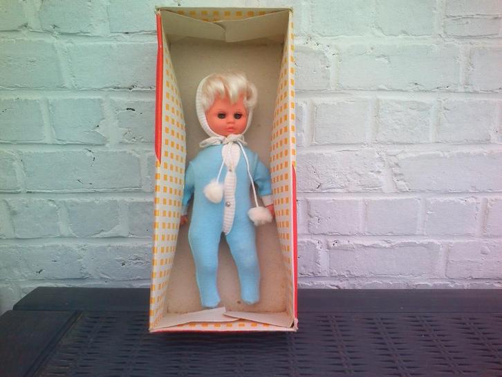 Oude pop in doos., Verzamelen, Poppen, Nieuw, Pop, Ophalen of Verzenden