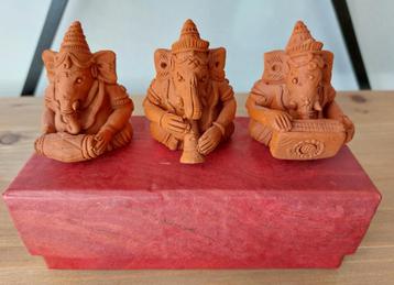 3 figurines indiennes de Ganesh