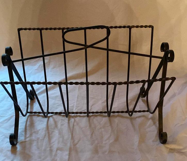 Vintage metalen tjjdschriften- of krantenrek., Huis en Inrichting, Woonaccessoires | Krantenbakken en Lectuurbakken, Gebruikt