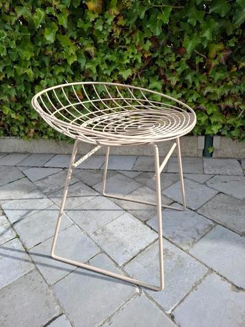 Design krukje beschikbaar voor biedingen