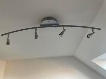 Rail met 4 spots beschikbaar voor biedingen