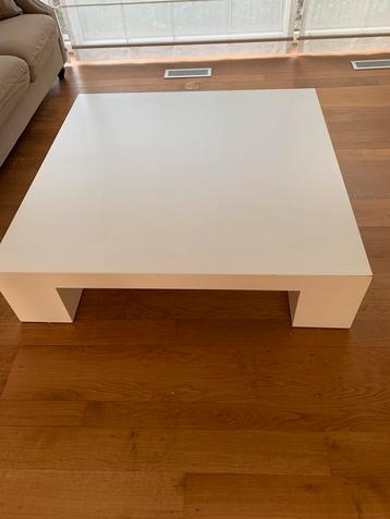 Witte salontafel beschikbaar voor biedingen