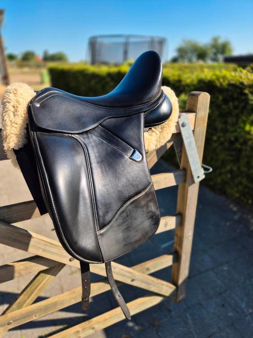 Dressuurzadel Bates Luxe 17 inch, Dieren en Toebehoren, Paarden en Pony's | Zadels, Zo goed als nieuw, Ophalen