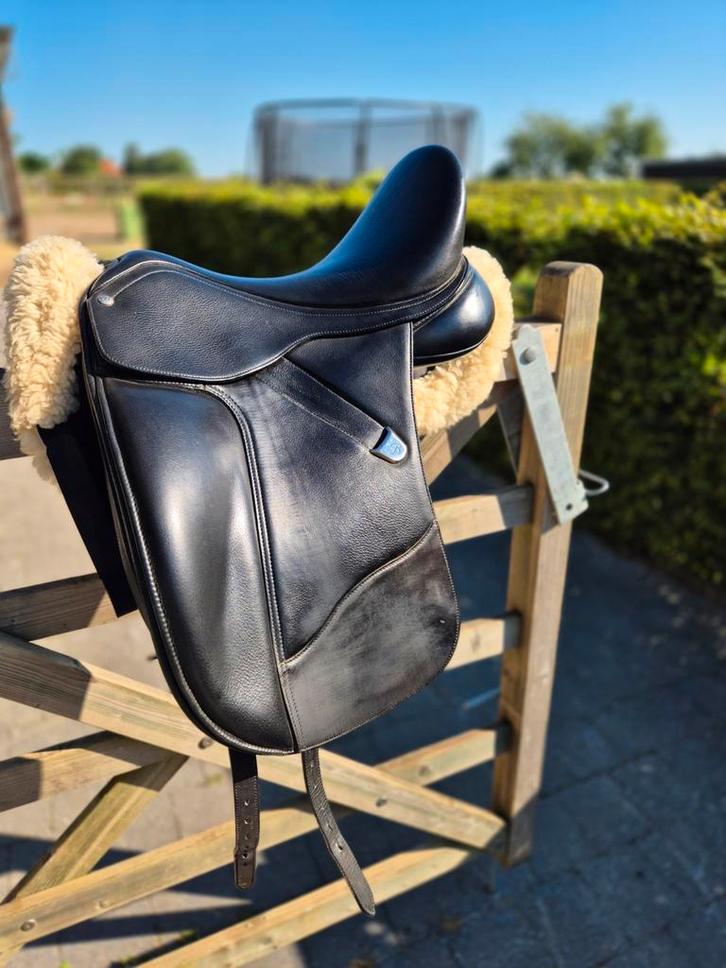 Dressuurzadel Bates Luxe 17 inch, Dieren en Toebehoren, Paarden en Pony's | Zadels, Zo goed als nieuw, Ophalen