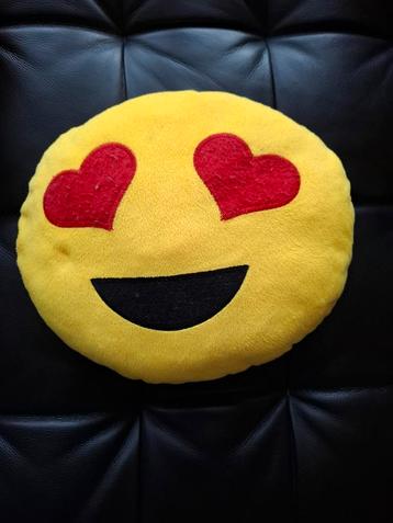 Zacht emoji kussen met hartjes beschikbaar voor biedingen