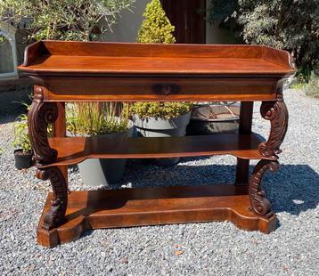 Mooie wandtafel beschikbaar voor biedingen