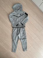 Training Nike tech gris taille 122-128, Enfants & Bébés, Comme neuf