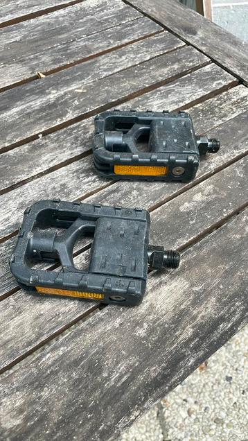 Pedalen voor een stadsfiets beschikbaar voor biedingen
