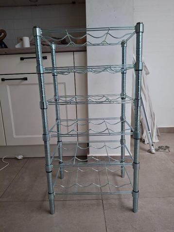 Metalen flessenrek te koop beschikbaar voor biedingen