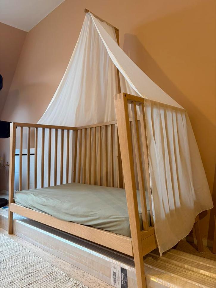 Leander Linea Ledikant - eikenhout met klamboe, Kinderen en Baby's, Kinderkamer | Complete kinderkamers, Zo goed als nieuw, Ophalen