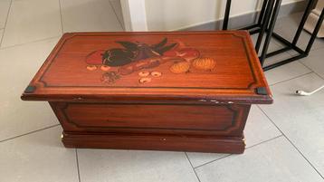 Houten kistje  beschikbaar voor biedingen