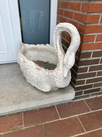 Tuinbeeld arend en zwaan beschikbaar voor biedingen