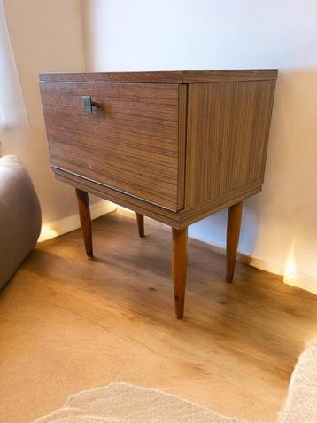 vintage houten nachtkastje / mini kastje  beschikbaar voor biedingen