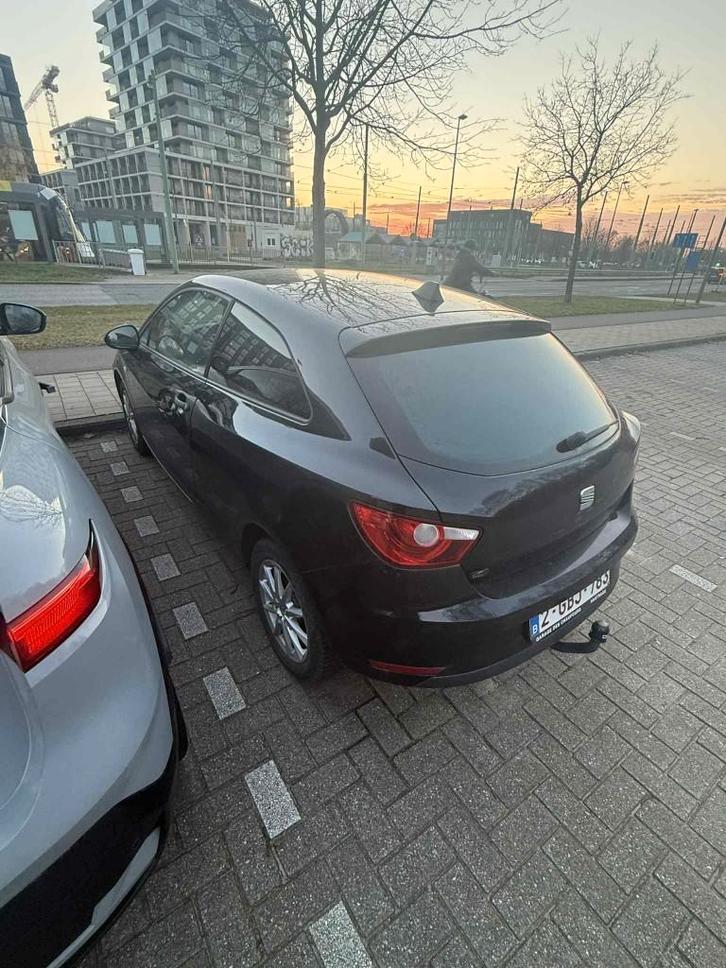 Ibiza 2013 - 183000 Km, Autos, Seat, Particulier, Ibiza, Essence, Euro 5, Hatchback, 3 portes, Boîte manuelle, Noir, Gris, Tissu