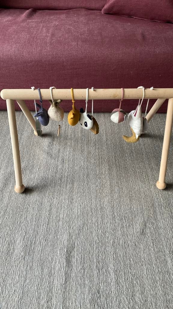 Houten speelboog Liewood met 9 speeltjes., Ophalen, Zo goed als nieuw