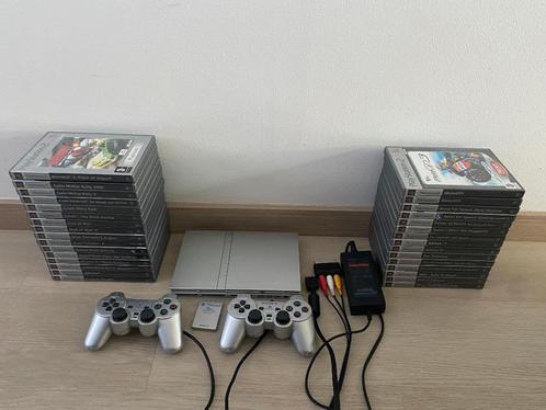 Playstation 2 met 31 spellen, Games en Spelcomputers, Spelcomputers | Sony PlayStation 2, Gebruikt, Slim, Zilver, Met 2 controllers