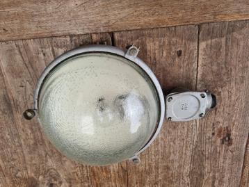 Oude industriële Plafonnière Doorsnede 26 cm Hoog 14 cm  beschikbaar voor biedingen