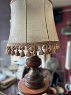 Lampedaire met varkensblaas kap, Ophalen