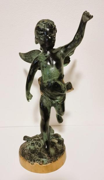 Statue de Cupidon en bronze et cuivre. disponible aux enchères