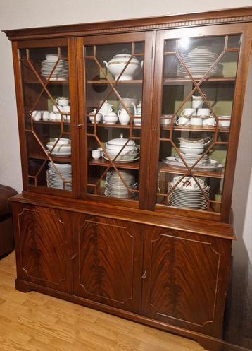 Vintage kast Engelse koloniale stijl beschikbaar voor biedingen
