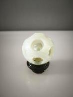 Canton bal van Chinese jade op houten basis., Ophalen of Verzenden