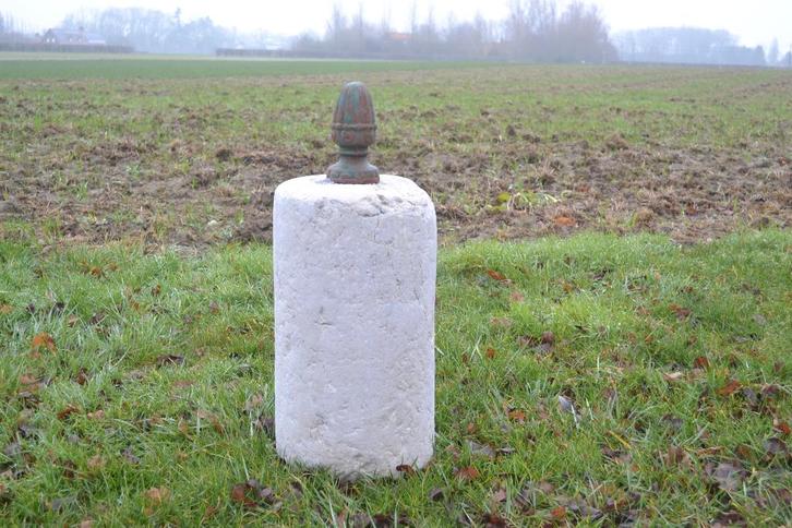 antieke hardstenen paal met gietijzeren denappel, Huis en Inrichting, Woonaccessoires | Zuilen en Pilaren, Ophalen