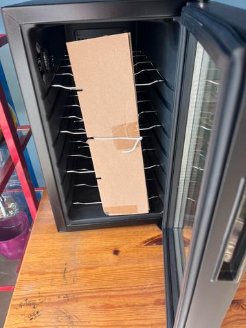 Mini Wijnkoelkast. beschikbaar voor biedingen