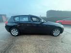 BMW 1 SERIE 116iA BENZINE 70000 KM AUTOMAAT PANO GARANTIE, Auto's, Euro 5, Leder en Stof, Zwart, 5 deurs