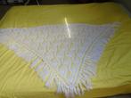 Witte driehoekssjaal 1,71 m x 1,07 + franjes 14 cm, Zelfgemaakt, Ophalen, Zo goed als nieuw, Sjaal