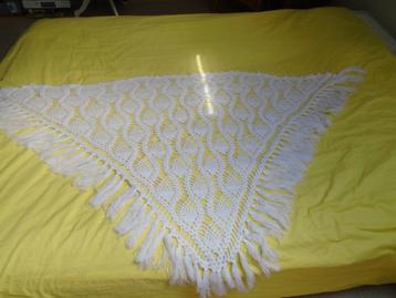 Witte driehoekssjaal 1,71 m x 1,07 + franjes 14 cm beschikbaar voor biedingen
