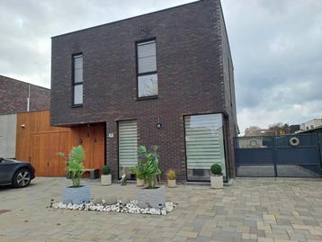 Halopen modern huis beschikbaar voor biedingen