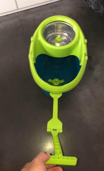 seau avec essoreuse manuelle pour nettoyage des sols beschikbaar voor biedingen