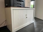 Lage witte roldeurkast met houten afwerking, Huis en Inrichting, Kasten | Roldeurkasten en Archiefkasten, Ophalen, Metaal, 100 tot 150 cm