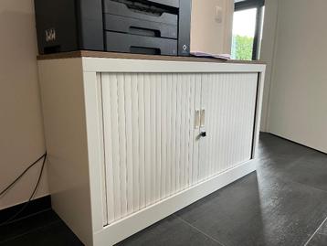 Lage witte roldeurkast met houten afwerking beschikbaar voor biedingen