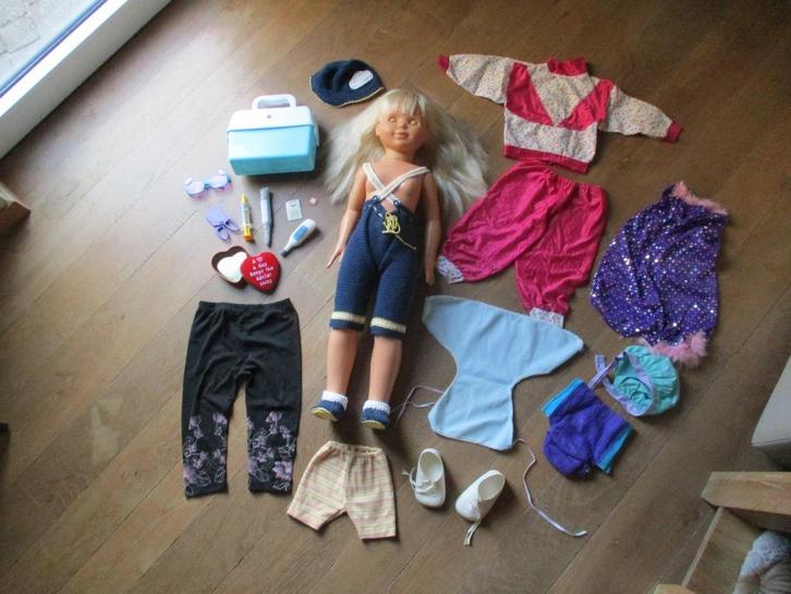 levensgrote pop 85 cm , met lange haren , kledij en allerlei, Kinderen en Baby's, Speelgoed | Poppen, Gebruikt, Babypop, Ophalen