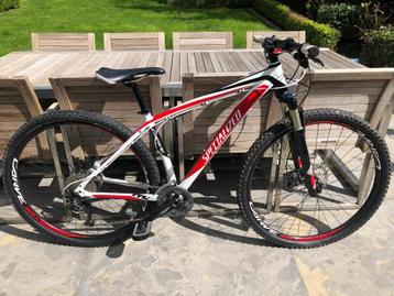 Mountainbike SPECIALIZED dames disponible aux enchères