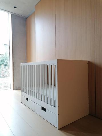 Lit bébé stuva ikea + support latéral disponible aux enchères