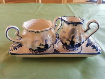 Melk kannetjes met schaaltje  beschikbaar voor biedingen