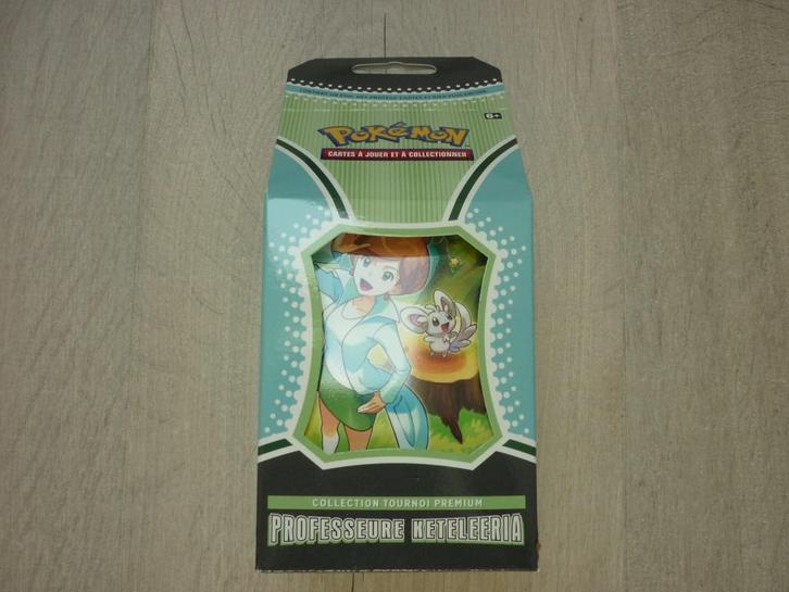 Pokémon - Collection Tournoi Premium Professeur Keteleeria, Hobby en Vrije tijd, Verzamelkaartspellen | Pokémon, Nieuw, Boosterbox