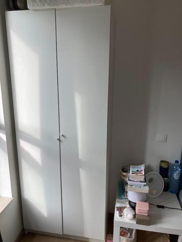 armoire 2 portes à  plusieurs étagères à vendre beschikbaar voor biedingen